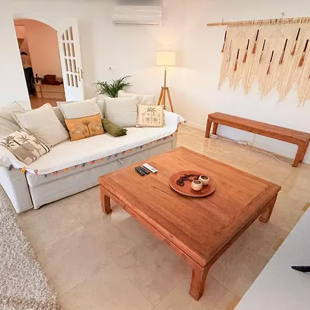 Oceanfront 2 Bedrooms With Swimming Pool & Garage דירה