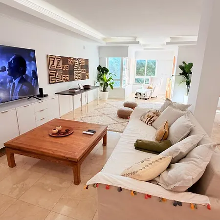 Oceanfront 2 Bedrooms With Swimming Pool & Garage דירה *