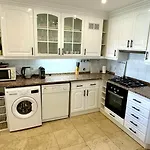 Apartmán Oceanfront 2 Bedrooms Apartment With Swimming Pool & Garage