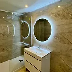 Apartmán Oceanfront 2 Bedrooms Apartment With Swimming Pool & Garage