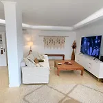 Apartmán Oceanfront 2 Bedrooms Apartment With Swimming Pool & Garage